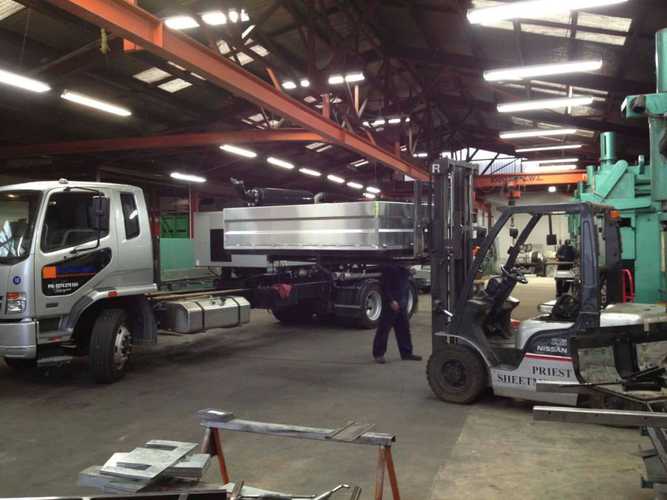 Vehicle-Tray-Commercial-Aluminium-Custom-Made-Cutting-and-Folding-Fabrication-Welding-1_1-1024x768.jpg